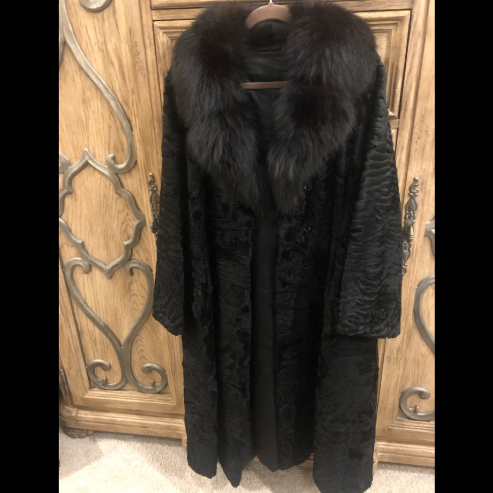 100% lambswool with a fox fur collar